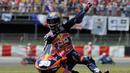 Pebalap Red Bull KTM Ajo, Luis Salom, merayakan kemenangan dalam balapan Moto3 GP Spanyol di Sirkuit Catalunya, Spanyol, (16/6/2013). (AFP/Josep Lago)