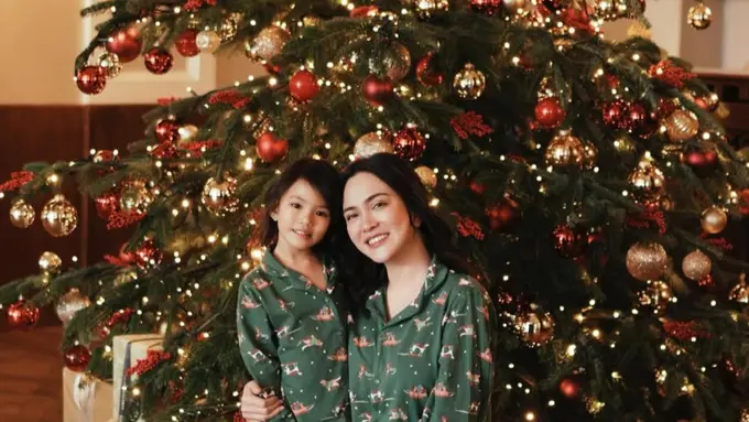 Selebritis Kenakan Baju Piyama saat Foto Natal