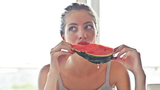 Bahaya makan sendiran/copyright Pexels.com/bruce mars