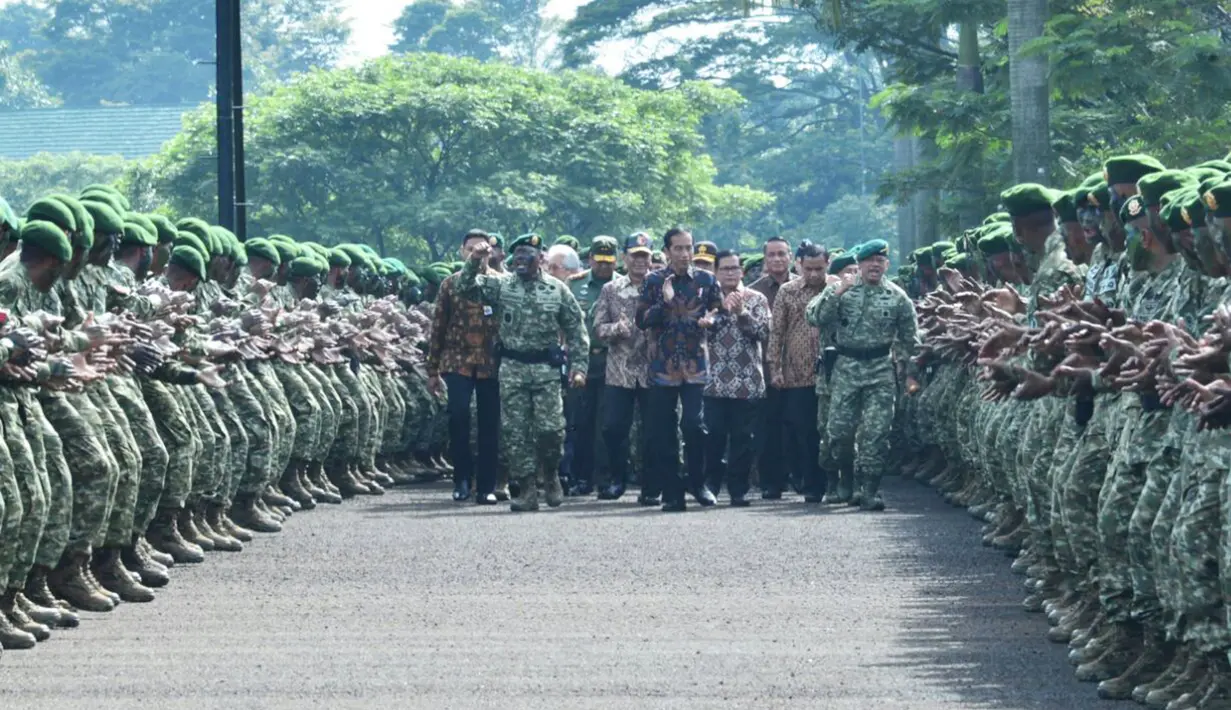 Jokowi berjalan ditengah pasukan baret hijau Kostrad saat mengunjungi Markas Divisi Infanteri 1 Kostrad Cilodong, Jawa Barat, Rabu (16/11).Presiden yang merupakan Panglima Tertinggi TNI ini disambut yel-yel 3.500 pasukan. (DOK. PENKOSTRAD)