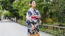 Banyak sekali warganet yang memuji kecantikan Nindy Ayunda ketika mengenakan busana kimono. Selain itu, Nindy Ayunda dianggap selalu cantik mengenakan baju apapun. (Liputan6.com/IG/@nindyparasadyharsono)