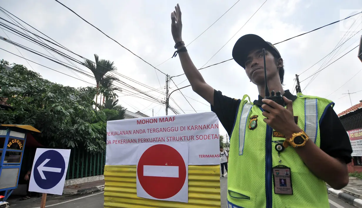 Petugas mengatur arus kendaraan saat penutupan Jalan Otista III, Jakarta, Selasa (4/12). Dinas Perhubungan DKI Jakarta menutup sementara Jalan Otista III hingga Februari 2019. (Merdeka.com/Iqbal Nugroho)