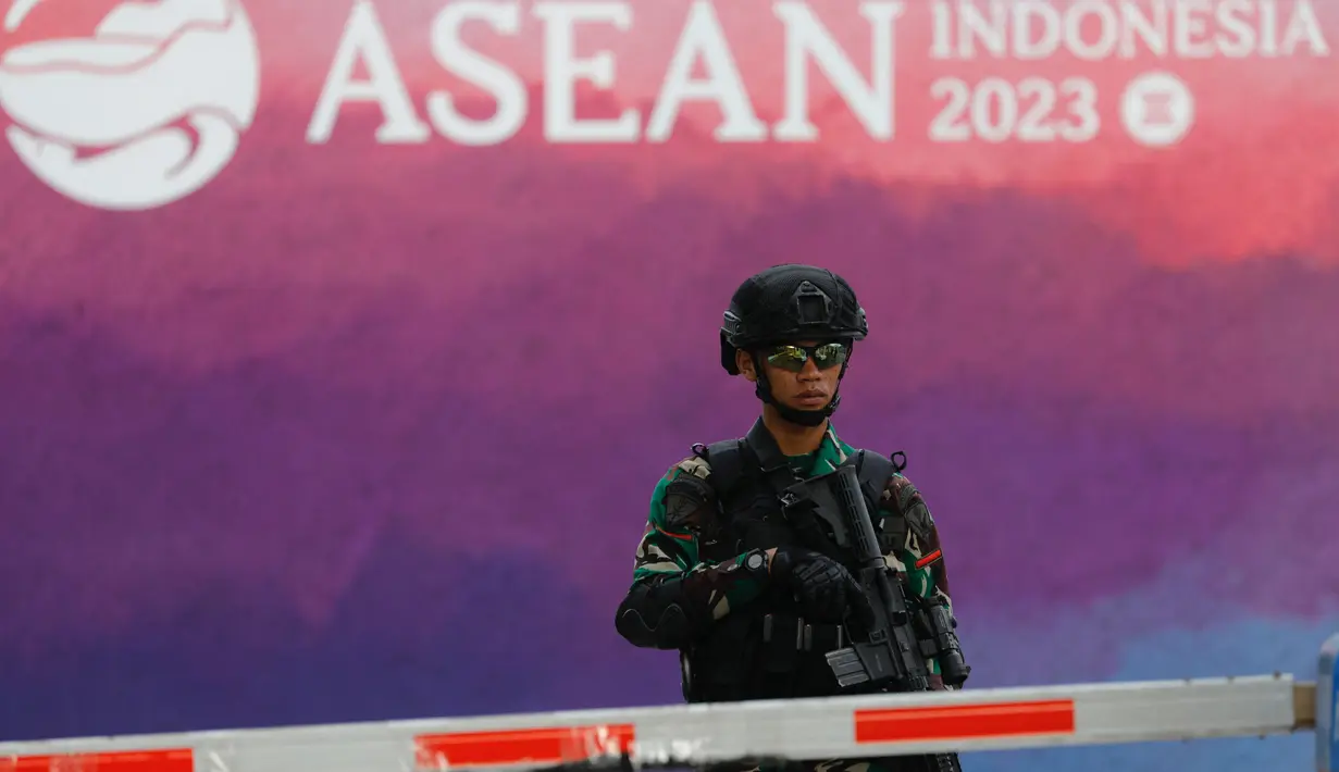Personel TNI AU berjaga di Bandara Internasional Komodo jelang KTT ASEAN di Labuan Bajo, NTT, Selasa (9/5/2023). (Photo by WILLY KURNIAWAN / POOL / AFP)