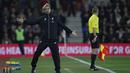Jurgen Klopp memberikan instruksi seperti menari ke kiper Liverpool Adam Bogdan usai gol Pemain Soton, Sadio Mane pada laga Piala Liga Inggris di Stadion St. Mary's, Southampton, Kamis (3/12/2015) dini hari WIB. (AFP Photo/Adrian Dennis)