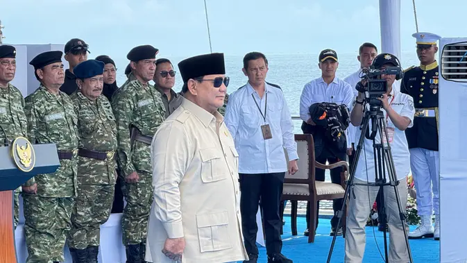 Momen Prabowo Sematkan Tanda Kehormatan ke 18 Prajurit TNI di Atas KRI RJW-992, Ini Daftar Penerimanya