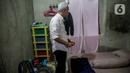 Setelah tiba di depan rumah Waidah, Ganjar sempat dijamu oleh warga yang sudah menggelar tikar di depan rumah tersebut. (Liputan6.com/Faizal Fanani)