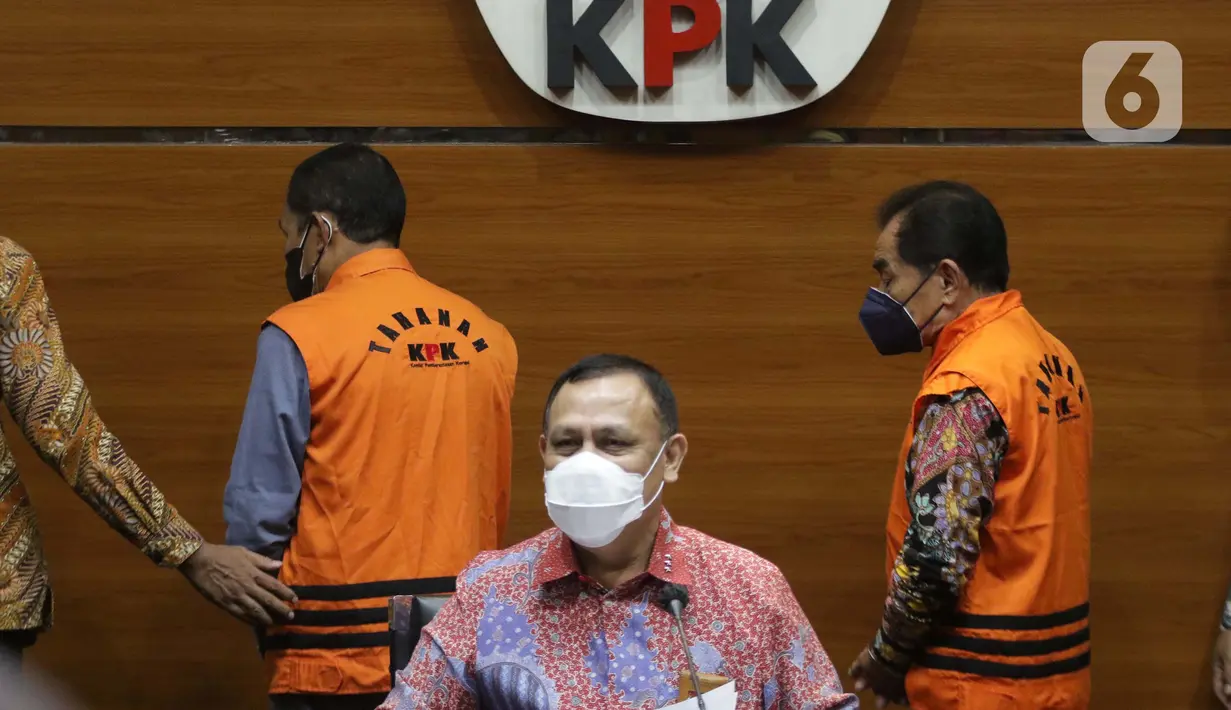 Bupati Banjarnegara 2017-2022, Budhi Sarwono (kanan) usai penetapan tersangka dan penahanan di Gedung KPK Jakarta, Jumat (3/9/2021). Budhi Sarwono diduga meminta fee dari sejumlah perusahaan yang mendapat paket pengerjaan infrastuktur di Kab Banjarnegara. (Liputan6.com/Helmi Fithriansyah)