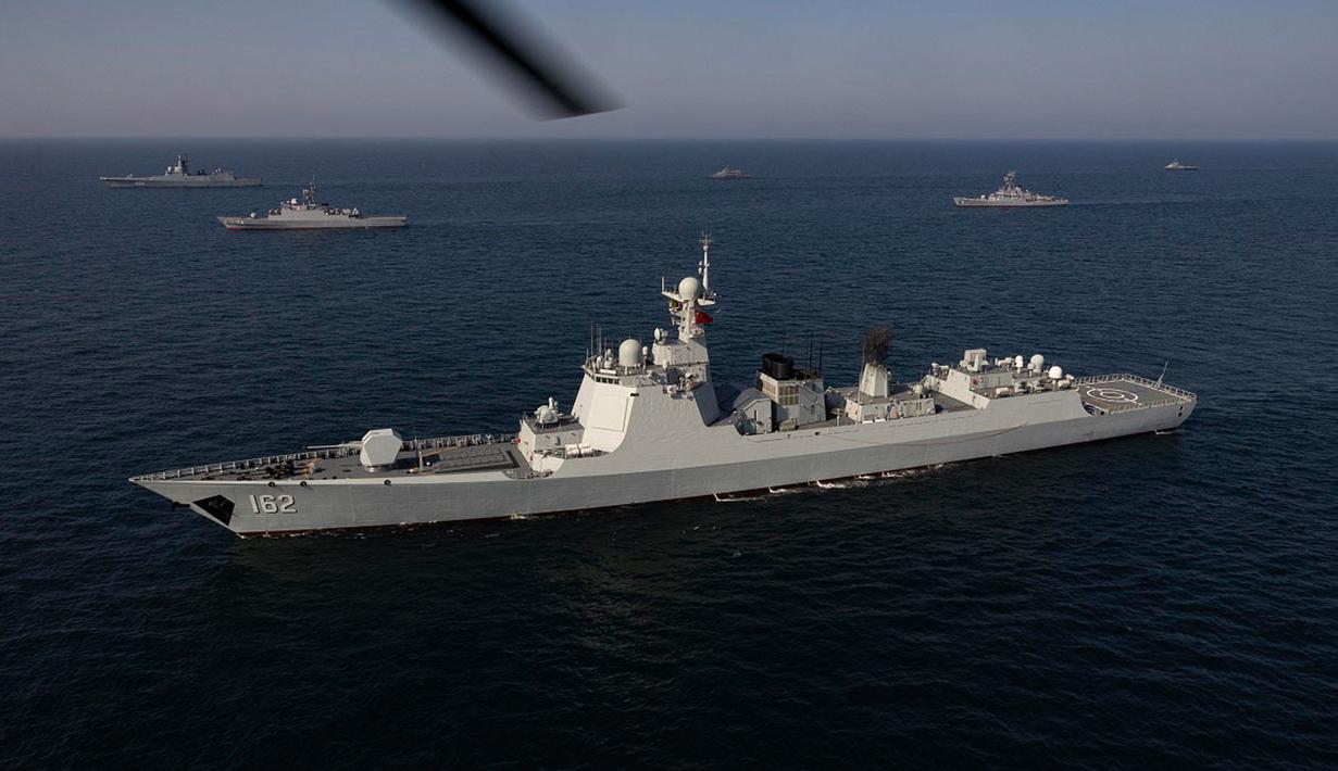 Kapal perang Iran, Rusia, dan China dikerahkan saat latihan militer bersama di Teluk Oman, Jumat (17/3/2023). (Iranian Army office/AFP)