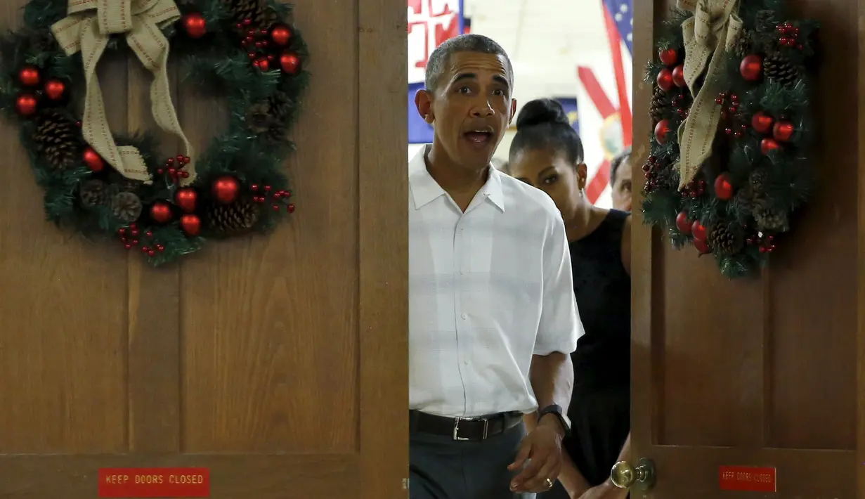 Presiden AS Barack Obama bersama ibu negara Michelle Obama tiba untuk memberikan pidato kepada anggota Marine Corps Base Hawaii saat resepsi Natal di Kaneohe Bay, Hawaii (25/12/2015). (REUTERS/Jonathan Ernst)