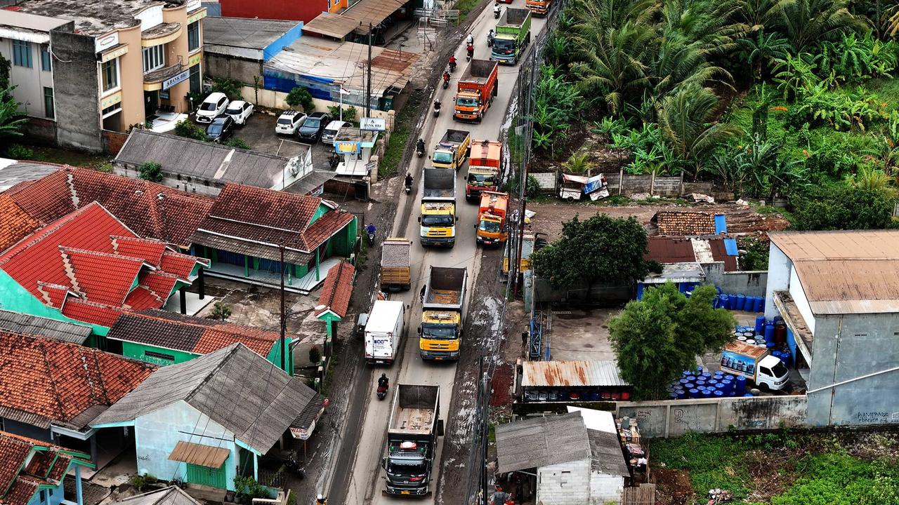 Antrean truk tambang di Parung Panjang