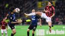 Gelandang AC Milan, Matteo Politano, berebut bola dengan gelandang Inter Milan, Giacomo Bonaventura, pada laga Serie A Italia di Stadion San Siro, Milan, Minggu (21/10). Inter menang 1-0 atas Milan. (AFP/Marco Bertorello)