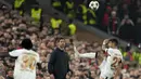 Pelatih Bayer Leverkusen, Xabi Alonso memberikan arahan kepada pemainnya dari pinggir lapangan saat pertandingan lanjutan Liga Champions 2024/2025  melawan Bayer Leverkusen yang berlangsung di Anfield, Liverpool, Inggris, Rabu (06/11/2024) dini hari WIB. (AP Photo/Jon Super)