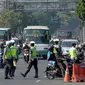 Polisi memberhentikan sejumlah kendaraan saat Operasi Patuh Jaya 2015 di sepanjang Jalan Jendral Sudirman, Jakarta, Sabtu (30/5). Razia yang digelar mulai 27 Mei-9 Juni tersebut untuk menertibkan para pengendara. (Liputan6.com/Yoppy Renato)
