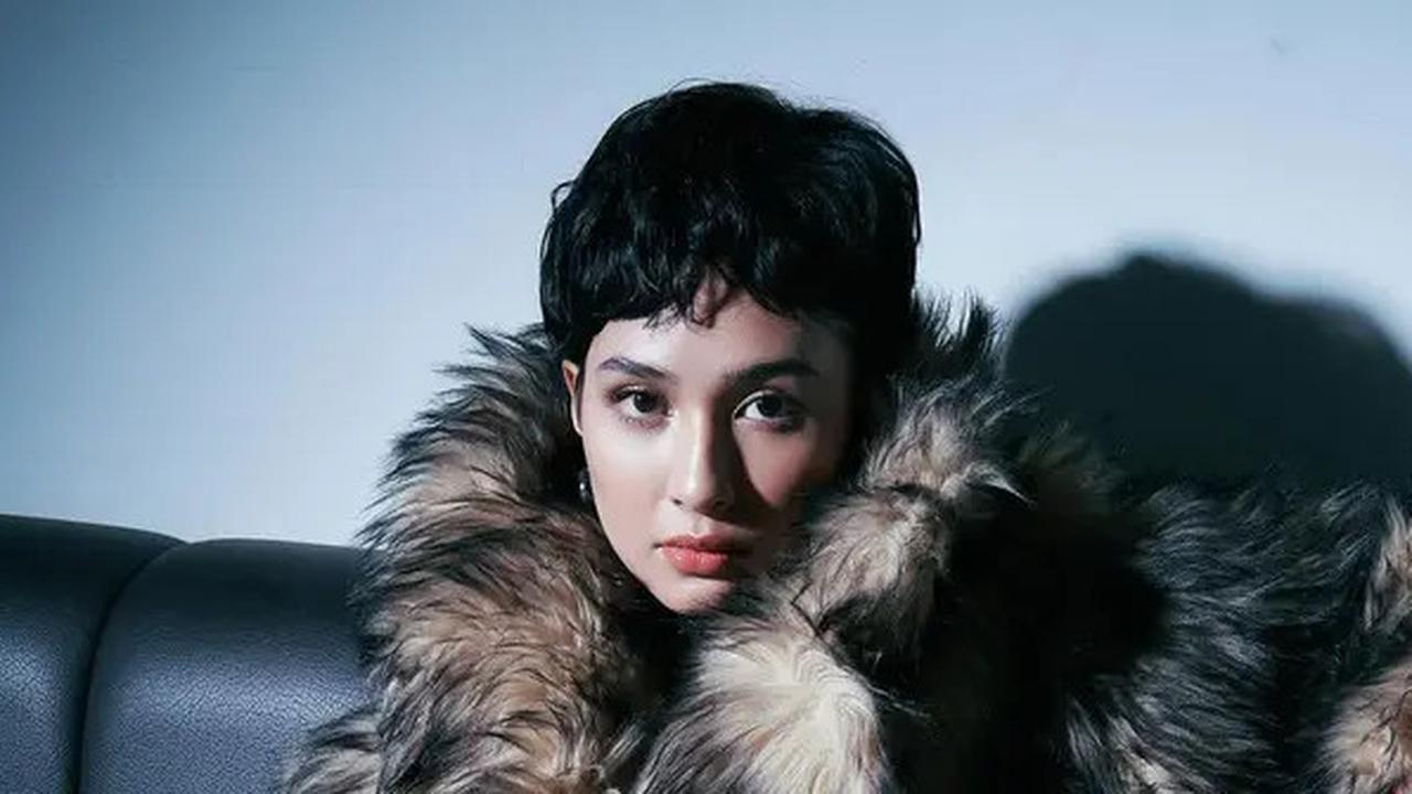 Bikin Pangling, Potret Cantik Mikha Tambayong dengan Rambut Model Pixie Cut: Tampil Stunning dengan Coat Berbulu