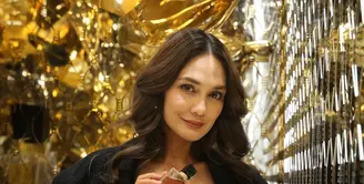 Intip penampilan menawal Luna Maya di pembukaan YSL Winter Fantasy 2024. Ia hadir dengan busana berwarna hitam yang anggun. / Foto: Adrian - Fimela.com.