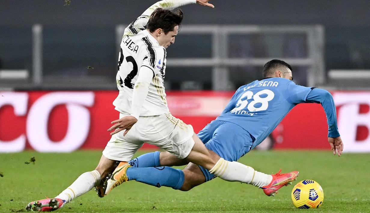 Penyerang Juventus, Federico Chiesa berusaha melewati pemain Spezia, Leo Sena pada pertandingan lanjutan Liga Serie A Italia di Stadion Allianz, Turin, Italia, Rabu (3/3/2021). Kemenangan ini memantapkan posisi Bianconeri di tiga besar klasemen. (Marco Alpozzi/LaPresse via AP)