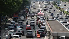 Kendaraan melintasi flyover Kuningan arah Semanggi di Jakarta, Rabu (30/12). Rampungnya proyek yang dimulai sejak akhir 2014 tersebut diharapkan mampu mengurangi kemacetan yang kerap terjadi di persimpangan Kuningan. (Liputan6.com/Immanuel Antonius)
