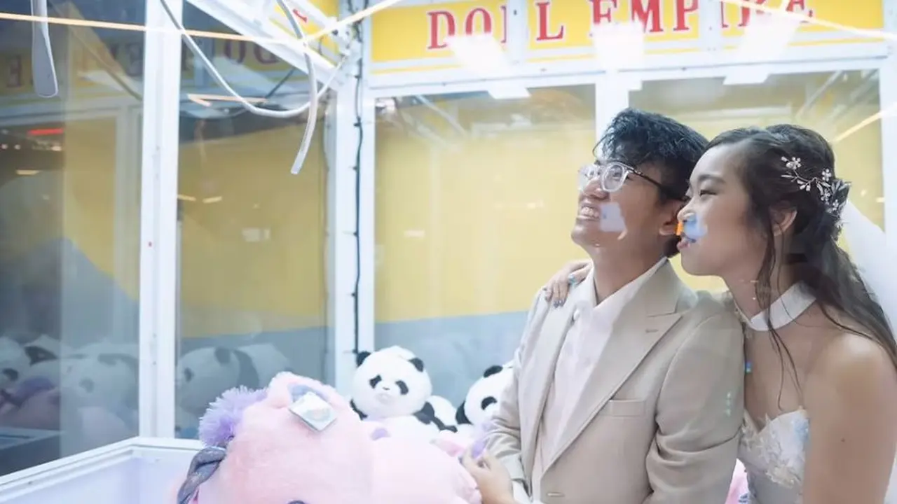 Pasangan Pengantin Pilih Menikah di Timezone karena Sering Jadi Tempat Kencan Selama Pacaran. (Dok: IG https://www.instagram.com/reel/DCrZHTRyZv4/?igsh=MXRudWttZTAxaXY1)