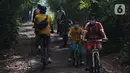 Anak-anak bersepeda di perkampungan di Parigi, Tangerang Selatan, Minggu (24/10/2021). Beresepeda memasukin perkampungan dengan nuansa alam banyak di manfaatkan masyarakat untuk mencari suasana yang asri dan jauh dari keramaian kota. (Liputan6.com/Angga Yuniar)