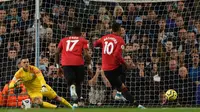 Striker Manchester United Marcus Rashford mengeksekusi penalti pada laga melawan Manchester City di Etihad Stadium, Sabtu (7/12/2019) atau Minggu dini hari WIB. (AFP/Oli Scarff)