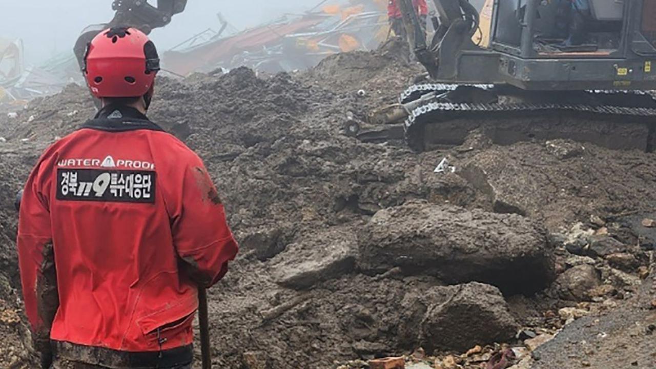 Hujan lebat tiga hari terus-menerus mengguyur Korea Selatan ini datang hanya beberapa hari setelah banjir dahsyat menyapu negara tetangga Jepang yang telah menewaskan sedikitnya enam orang dan melukai belasan orang lainnya.