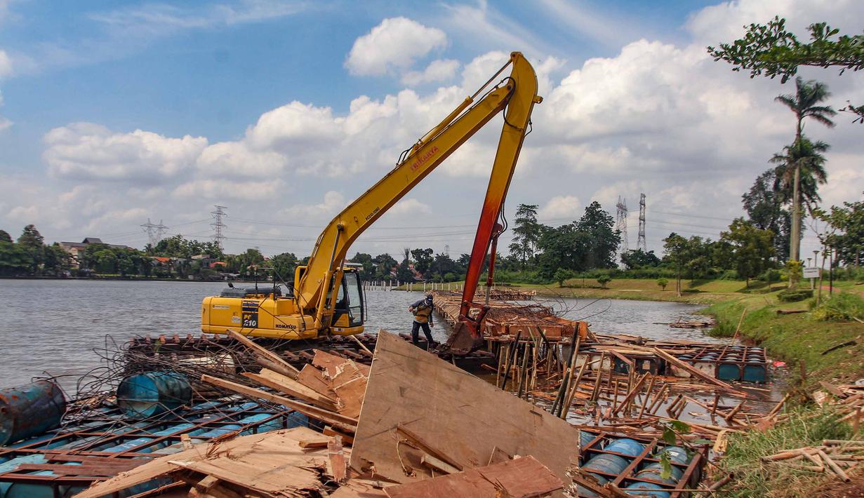 Keberadaan bangunan dan pagar akses menuju setu memicu perhatian publik karena dinilai mengganggu kelestarian kawasan perairan. Tampak dalam foto, petugas Dinas Sumber Daya Air Pemerintah Provinsi Jawa Barat membongkar tiang pancang beton yang dipasang di Setu Tujuh Muara, Sawangan, Depok, Senin (16/01/2026). (Merdeka.com/Arie Basuki)