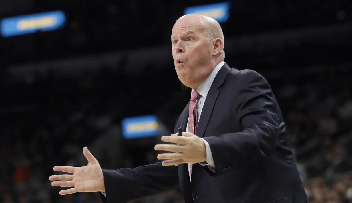 Ekspresi pelatih Charlotte Hornets, Steve Clifford saat memimpin timnya melawan San Antonio Spurs pada laga NBA basketball game di AT&T Center, San Antonio, (3/11/2017) waktu setempat. San Antonio menang 108-101. (AP/Eric Gay)