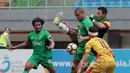 Aksi pemain Bhayangkara FC, Thiago Furtuoso (tengah) berusaha keluar dari tekanan pemain Mitra Kukar pada lanjutan Liga 1 2017 di Stadion Patriot, Bekasi, Jumat (21/7/2017). Bhayangkara FC menang 4-1. (Bola.com/Nicklas Hanoatubun)