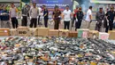 Petugas melakukan pemusnahan barang ilegal hasil penindakan di bidang kepabeanan dan cukai di ICE BSD City, Tangerang, Rabu (12/11/2025). Kantor Wilayah Bea Cukai Banten bersama Kejaksaan Negeri Kabupaten Tangerang memusnahkan barang-barang kena cukai ilegal senilai Rp53,76 miliar. (merdeka.com/Arie Basuki)