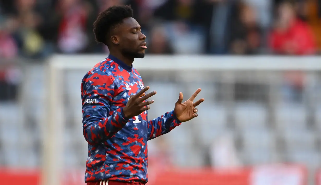 Alphonso Davies. Bek kiri Kanada berusia 21 tahun ini didatangkan Bayern Munchen dari Vancouver Whitecaps pada tengah musim 2018/2019 senilai 22 juta US dollar. Hingga musim keempatnya membela Die Roten, ia telah tampil dalam 107 laga dengan torehan 5 gol dan 18 assist. (AFP/Christof Stache)