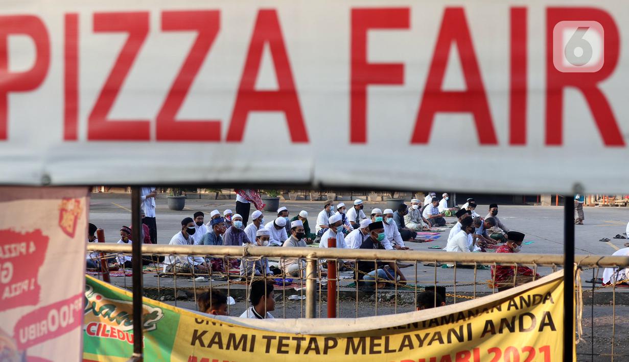 Umat muslim saat pelaksanaan salat Idul Adha 1442 H di Masjid Masjid Jami Al-Mubarok, Tangerang, Banten, Selasa (20/7/2021). Sebagian masjid melakukan pelaksanaan salat Idul Adha 1442 H, namun dengan protokol kesehatan yang ketat. (Liputan6.com/Angga Yuniar)