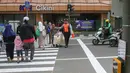 Pejalan kaki melintasi penyeberangan pejalan kaki yang dikontrol lampu lalu lintas atau dikenal sebagai persimpangan pelikan (pelican crossing) di sisi timur Stasiun Cikini, Jakarta, Senin (15/9/2025). (merdeka.com/Arie Basuki)