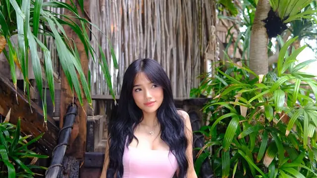 Pesona Fuji Utami Putri Bak Barbie Hidup dengan Pinkish Makeup yang Fresh dan Feminin Saat Liburan di Bali