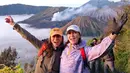 Pada momen sunrise trekking, Luna tampil standout mengenakan outer windbreaker oversized warna lilac bermotif abstrak yang memberi sentuhan playful di tengah nuansa earthy pegunungan.  [@lunamaya].