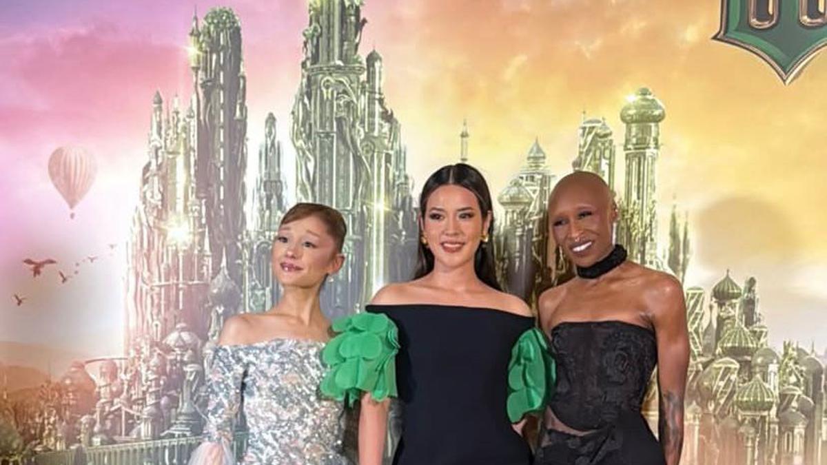 Gaya Elegan Serba Brand Lokal Raisa Hadiri Premiere Wicked di Singapura, Curi Atensi Foto Bareng Ariana Grande dan Cynthia Erivo
