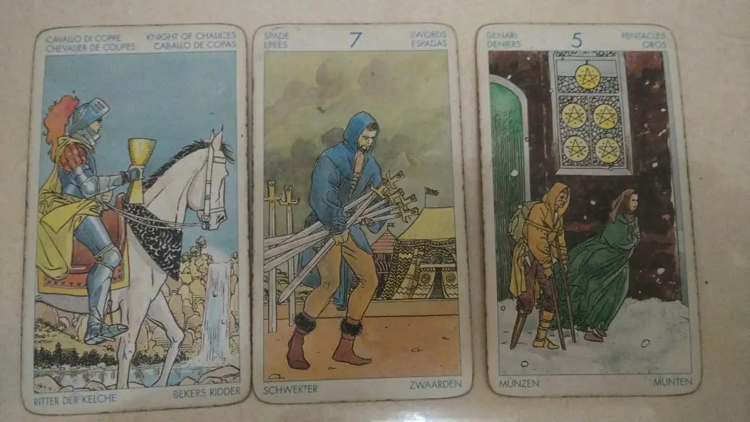 Tebaran kartu tarot hari ini oleh Lidia Pratiwi. (Sumber foto: Lidia Pratiwi/Bintang.com)