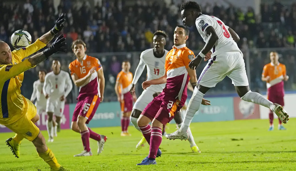 Pemain Inggris Bukayo Saka mencetak gol ke gawang San Marino pada pertandingan sepak bola Kualifikasi Grup I Piala Dunia 2022 di Stadion Olimpiade, Serravalle, San Marino, 15 November 2021. Inggris menang 10-0. (AP Photo/Antonio Calanni)