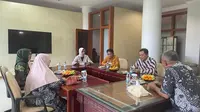 Kepala BSKDN Kemendagri Yusharto Huntoyungo saat kunjungan kerja ke Badan Perencanaan Pembangunan Penelitian dan Pengembangan Daerah di Kota Masohi, Maluku Tengah. (Istimewa)