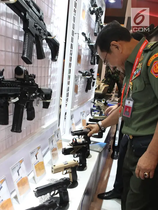 Anggota TNI melihat senjata selama pameran Indo Defence 2018 di Jakarta Rabu (7/11). Pameran ini menjadi ajang promosi bisnis dan alih teknologi bagi industri pertahanan Indonesia dan dunia. (Merdeka.com/Imam Buhori)