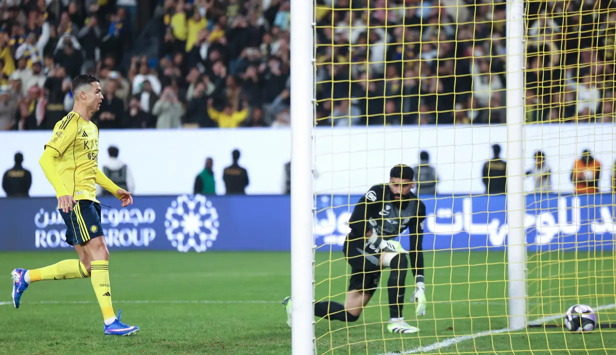 Julian Quinones dan Nahitan Nandez menjadi pencetak gol bagi tim tamu. Di sisi lain, tuan rumah hanya mampu membalas lewat penalti Cristiano Ronaldo. (AFP/Fayez Nureldine)