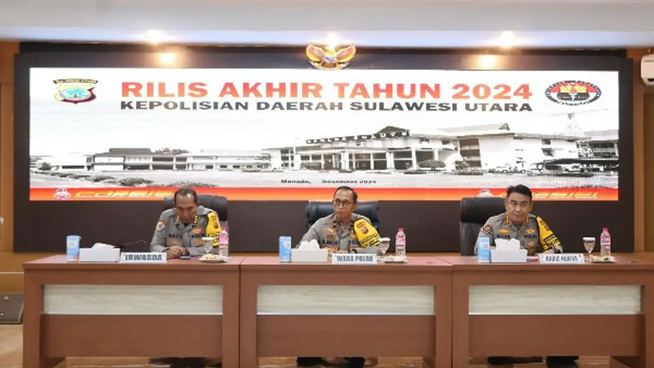 Wakapolda Sulut Brigjen Pol Bahagia Dachi (tengah) saat jumpa pers di aula Tribrata Polda Sulut pada Senin (30/12/2024).