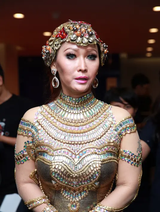 'Nggak tahu ya kalau difoto tirus banget padahal nggak diapa-apain. Nggak dibotox nggak di apa,' ujar Inul. (Deki Prayoga/Bintang.com)