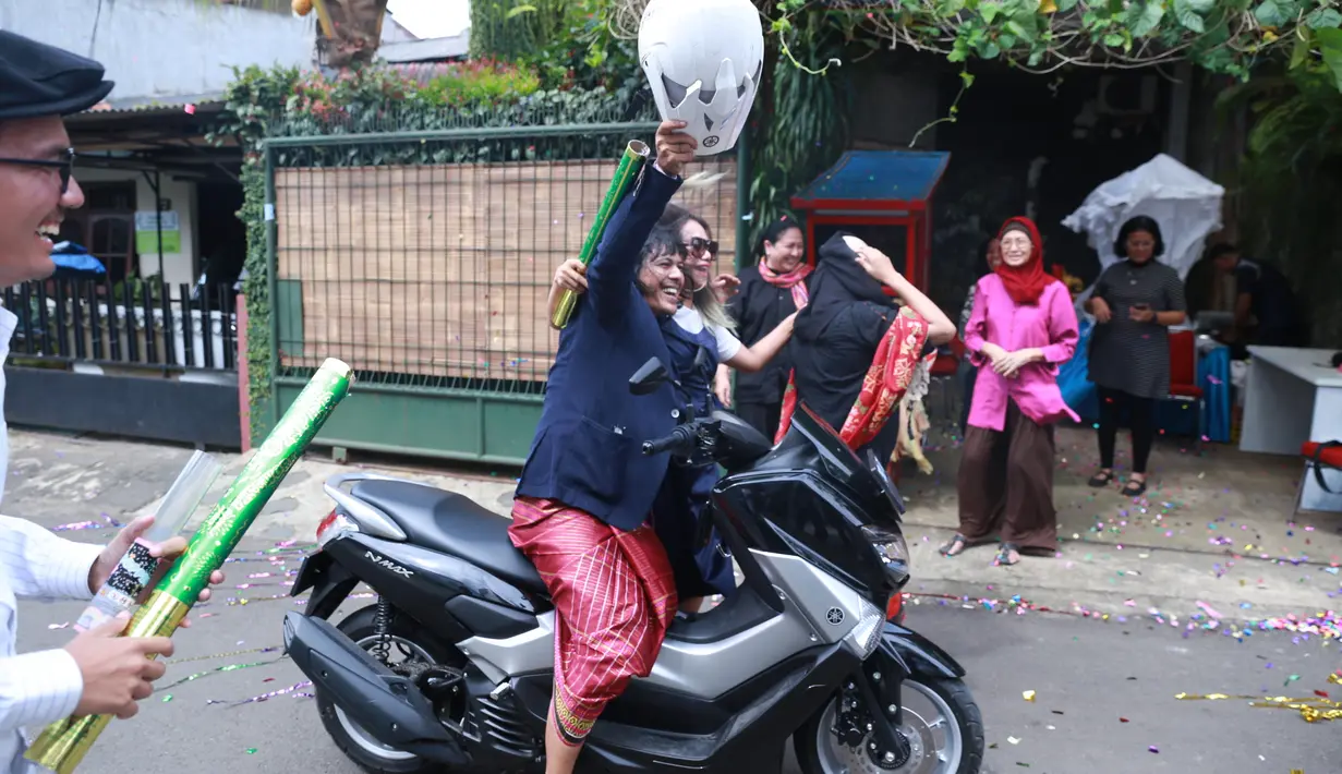 "Sudah 4 kali ditolak, makanya dia berani mulu. Setiap dia lamar, saya pengobatan. Ini lamaran keempat. Lamaran pertama saya pas sakit," ungkap Ria Irawan, di kediamannya. (Adrian Putra/Bintang.com)