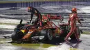 Kimi Raikkonen (kanan) meninggalkan mobilnya usai kecelakaan dengan pebalap Red Bull, Max Verstappen pada balapan F1 GP Singapura di Marina Bay City Circuit (17/9/2017). Kimi gagal melanjutkan balapan.  (AP/Wong Maye-E)