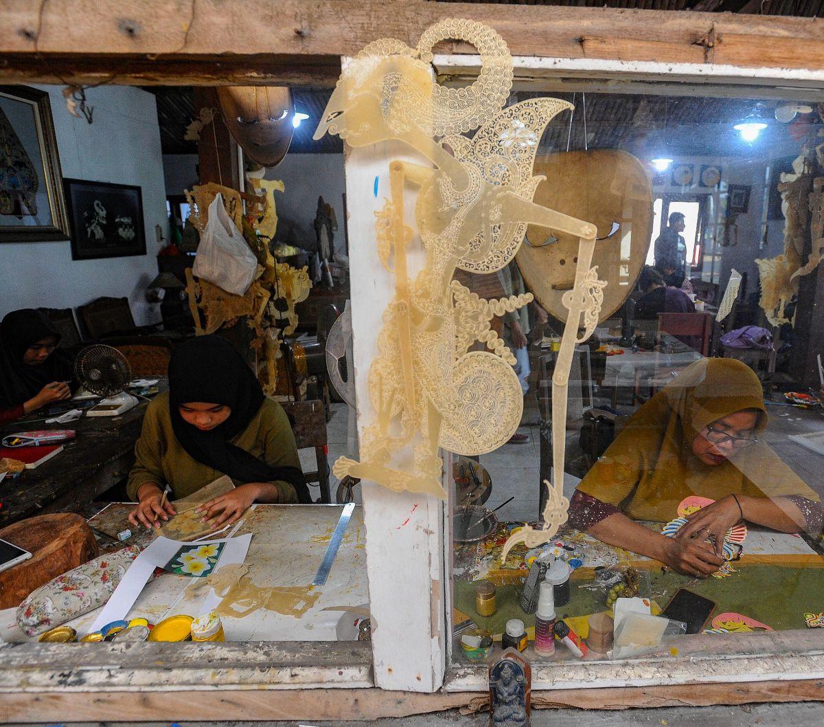 Selama proses pembelajaran membuat wayang kulit, para mahasiswa didampingi langsung oleh tenaga pengajar yang sudah berpengalaman di bidangnya.