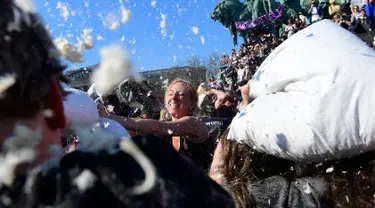 Sejumlah remaja saling pukul dengan bantal saat mengikuti perang bantal dalam Hari Perang Bantal Sedunia (International Pillow Fight Day) 2017 di Budapest, Hongaria (1/4). Perang bantal ini tidak membuat orang saling melukai. (Tamas Kovacs / MTI via AP)