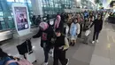 Pergerakan penumpang pesawat selama periode mudik Lebaran 2026 diperkirakan mencapai 9 juta orang di sejumlah bandara di Indonesia. Tampak dalam foto, calon penumpang saat berada di Terminal 3 Bandar Udara Internasional Soekarno–Hatta, Tangerang, Banten, Rabu (11/3/2026). (merdeka.com/Arie Basuki)