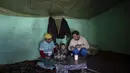 Muhammad Miloud minum teh bersama istri dan anak-anaknya, Houda dan ihsan, di desa Amazigh Timahdite di Atlas Tengah, dekat Azrou, Maroko (4/12/2021). Desa ini berada di ketinggian 1.800 meter (5.900 kaki) di Pegunungan Atlas Tengah. (AP Photo/Mosa'ab Elshamy)