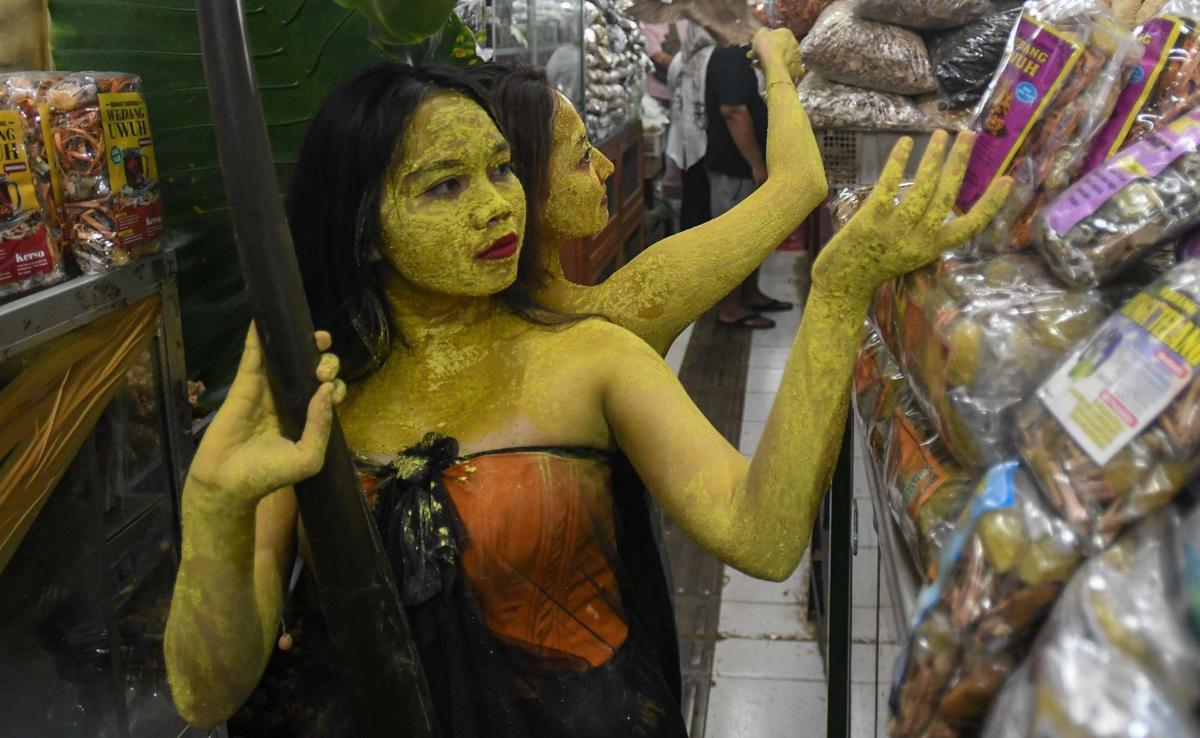 Aksi penari tampil di tengah pasar tradisional