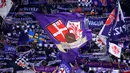 Suporter Fiorentina memberikan dukungan kepada tim kesayangan mereka pada leg kedua 16 besar Liga Europa di Stadio Olimpico, Roma, Italy (19/3/2015). AS Roma Kalah 0-3 atas Fiorentina. ( AFP PHOTO/Alberto Pizzoli)